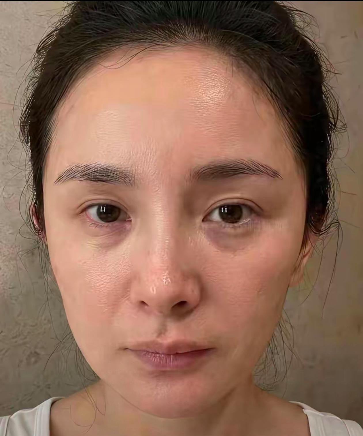 杨幂的素颜照：螓首蛾眉，清眸流盼，唇型饱满，面色红润有光泽，脸庞干干净净，毫无斑