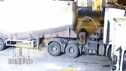 山东济南，一男子将货车停在路边，走进一家面馆吃饭，半小时后，他启动车辆，准备掉头