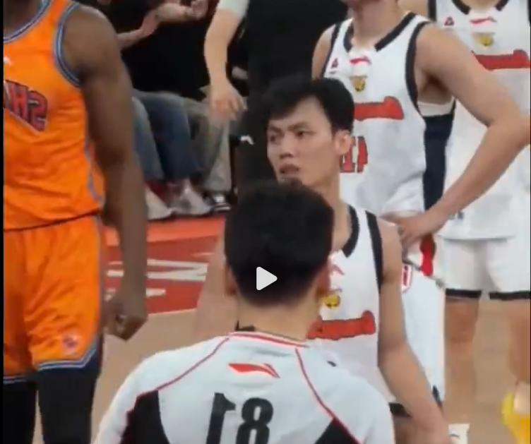 广东输球又输人，徐杰投中三分后与球迷互喷！徐杰可能面临处罚。北京时间3