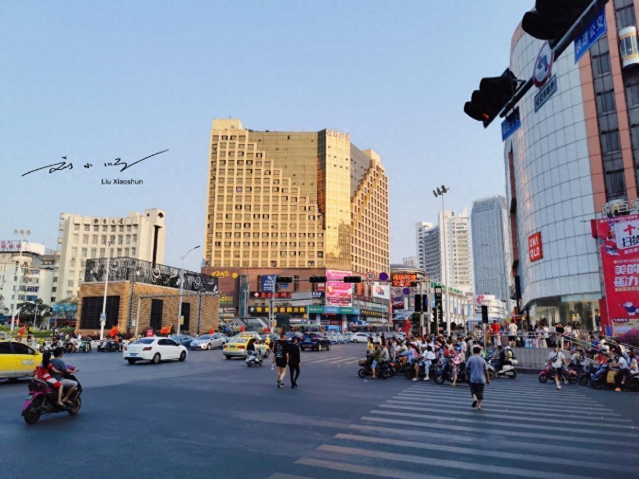 网上有观点认为中国下一座国际化大都市或将在昆明与南宁之间诞生，二者均因毗邻东南亚