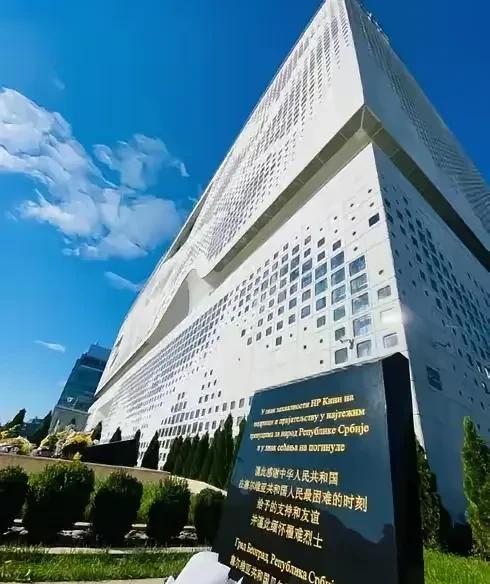 那个闷热的五月夜晚，贝尔格莱德的中国大使馆在火光中坍塌的画面，至今灼痛着每个中国