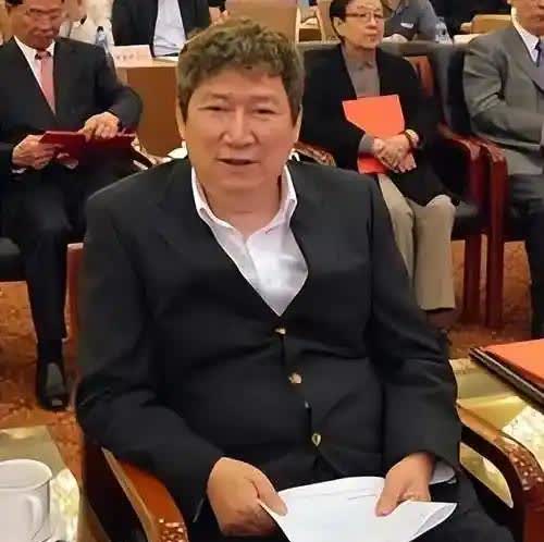 1993年，这个继承了女人60亿遗产的男人，终于吐露出了自己的真实想法，“她比我