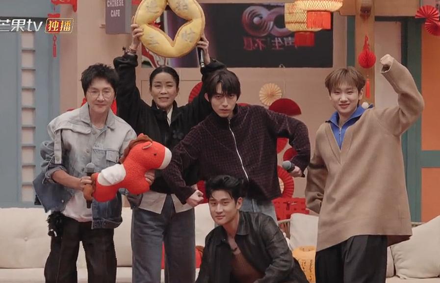 那英成了《披荆斩棘》的召集人，现场召集汪苏泷、林宥嘉、周兴哲和孙楠参加披哥，如果