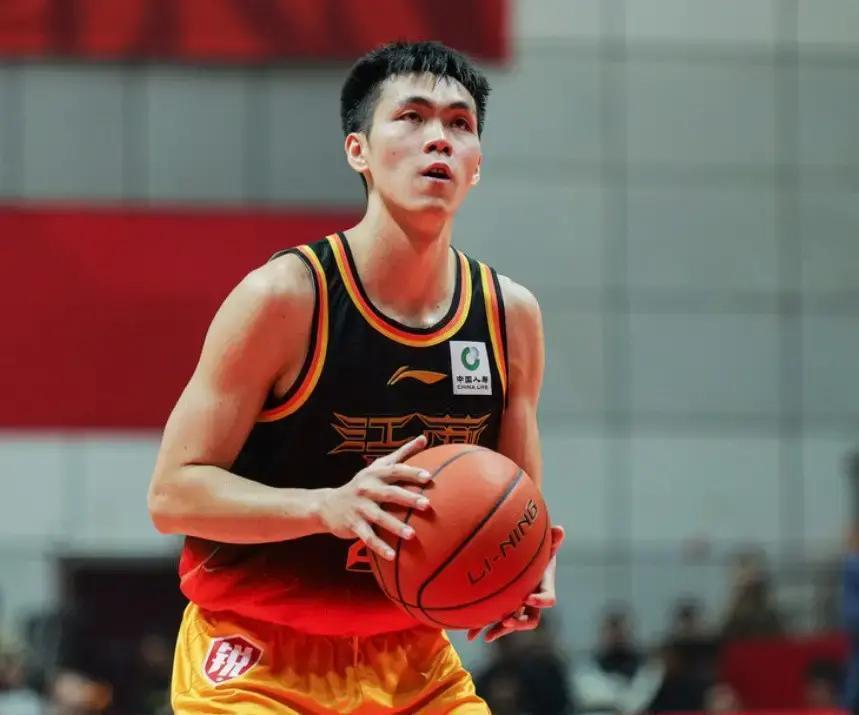 千万别被“替补”骗了。江苏队这个24岁后卫，只用了五场比赛，就把自己的身价打没了