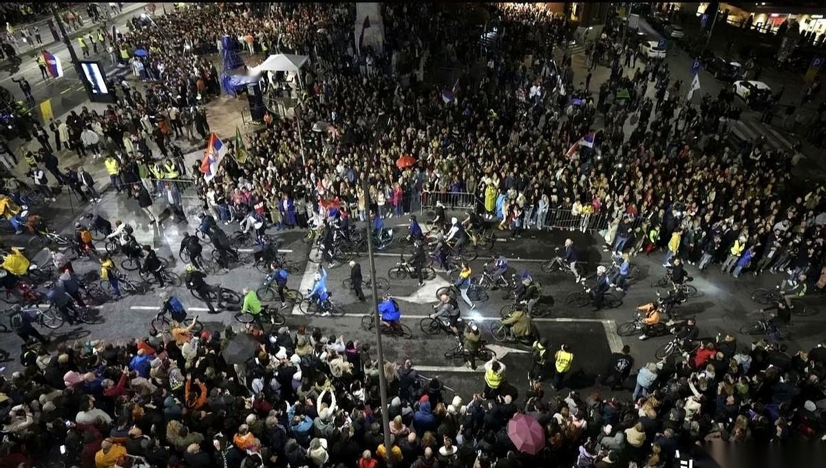 大半夜的，自家议会门口闹得不可开交，然后你猛地发现，那帮最起劲的抗议者，居然在跟