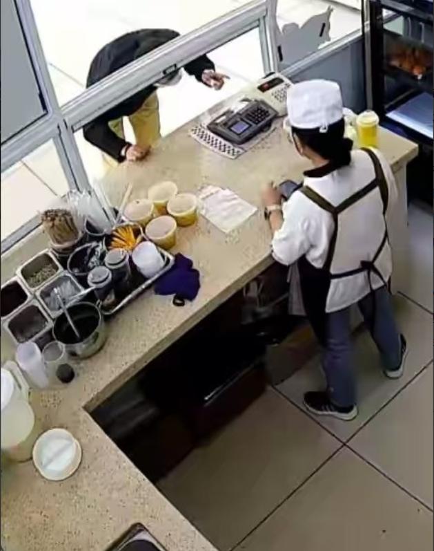 200块充进食堂卡，一年刷出18000多。这不是段子，是昆明一家医院食堂真实发生