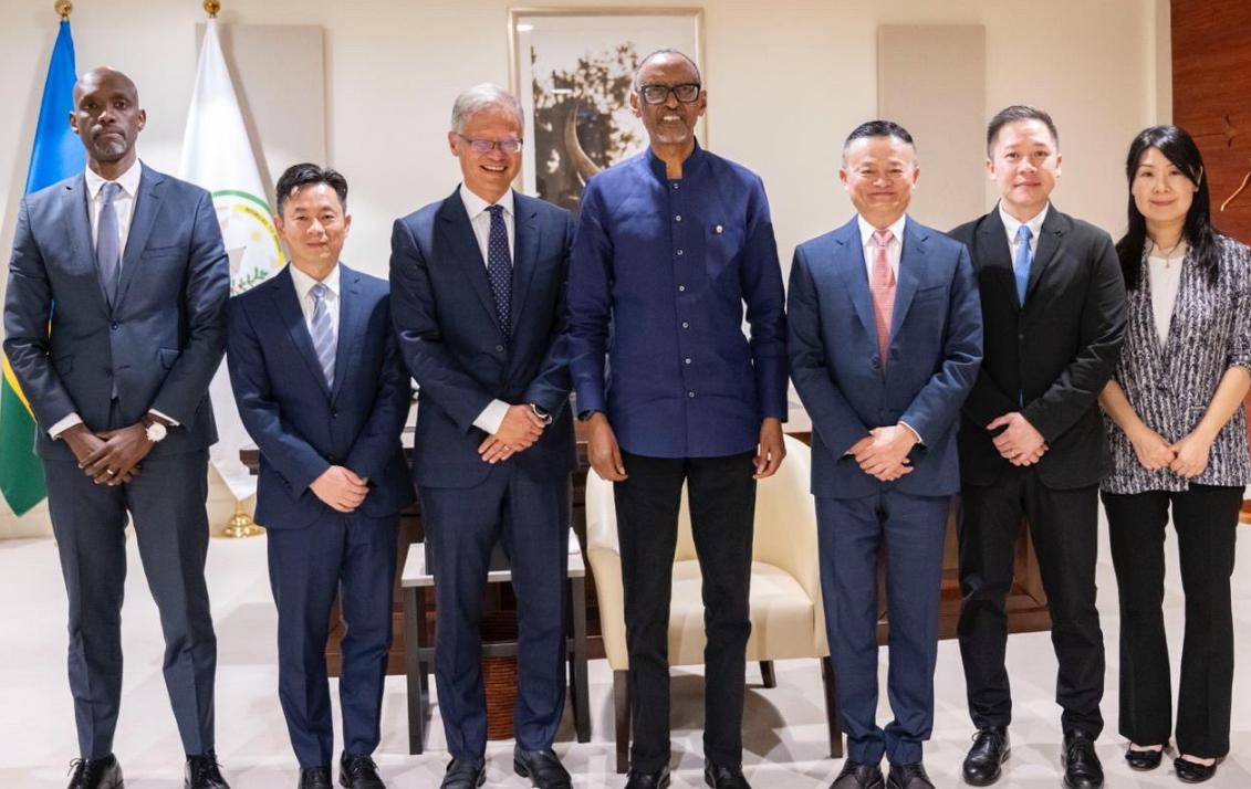 马云又开始活跃了，这状态不错，年轻了不少。马云和杨致远此次到访基加利参加活动，