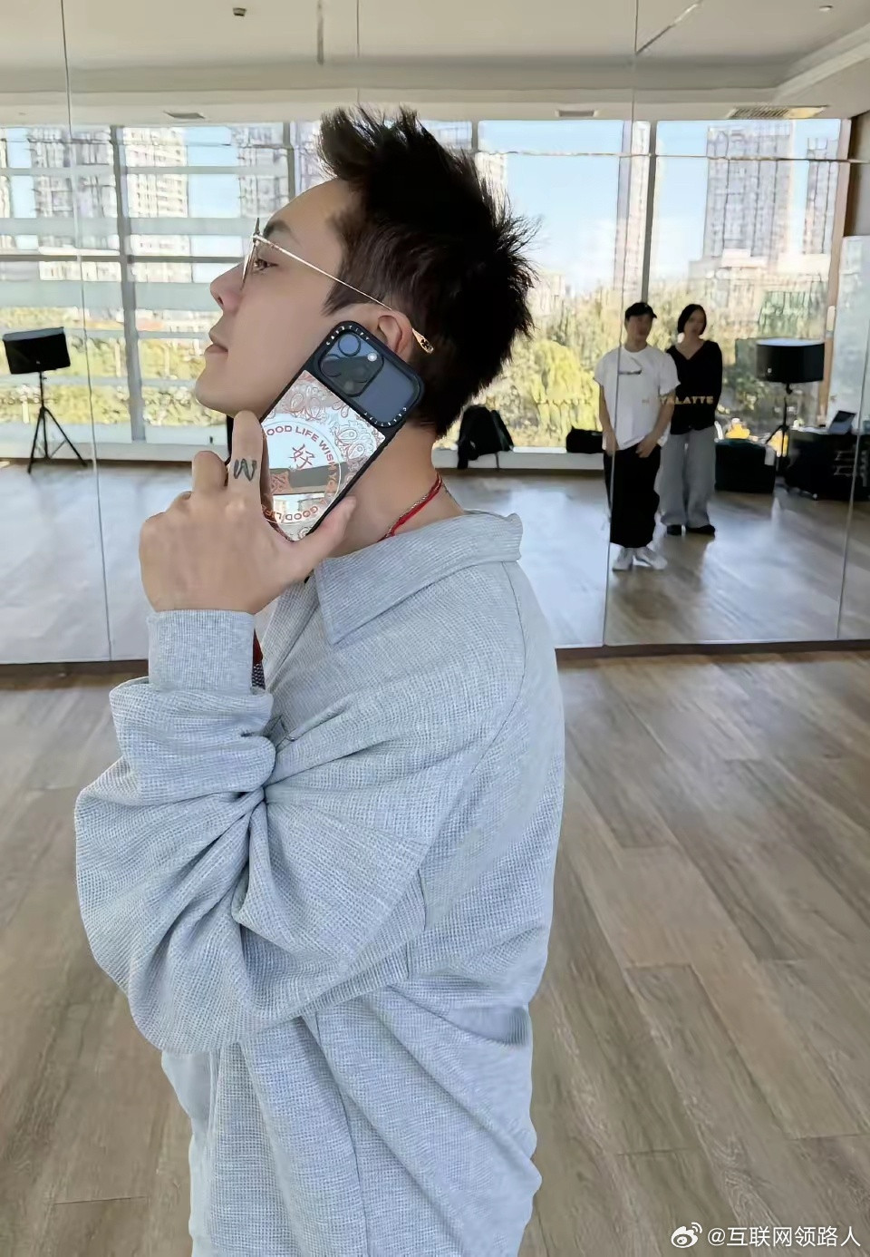 哈哈哈哈，陈伟霆呀！你可别再假装用iPhone17ProMax了[捂脸哭][允