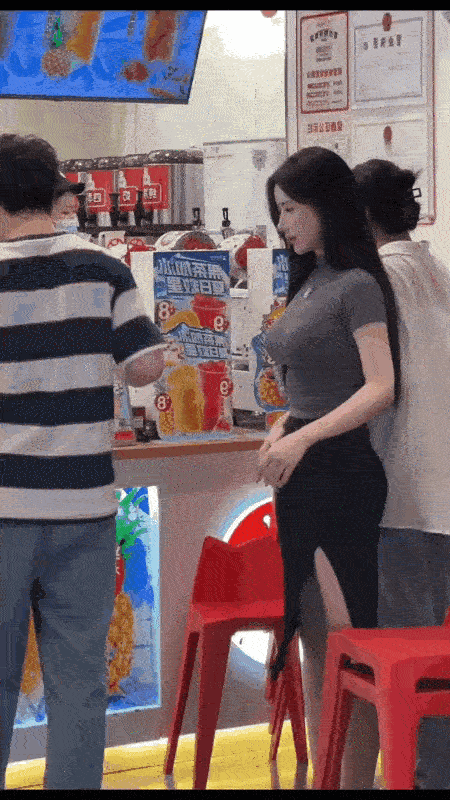 她真的去舔了一口，她会不会舔的，不是正确的做法美女