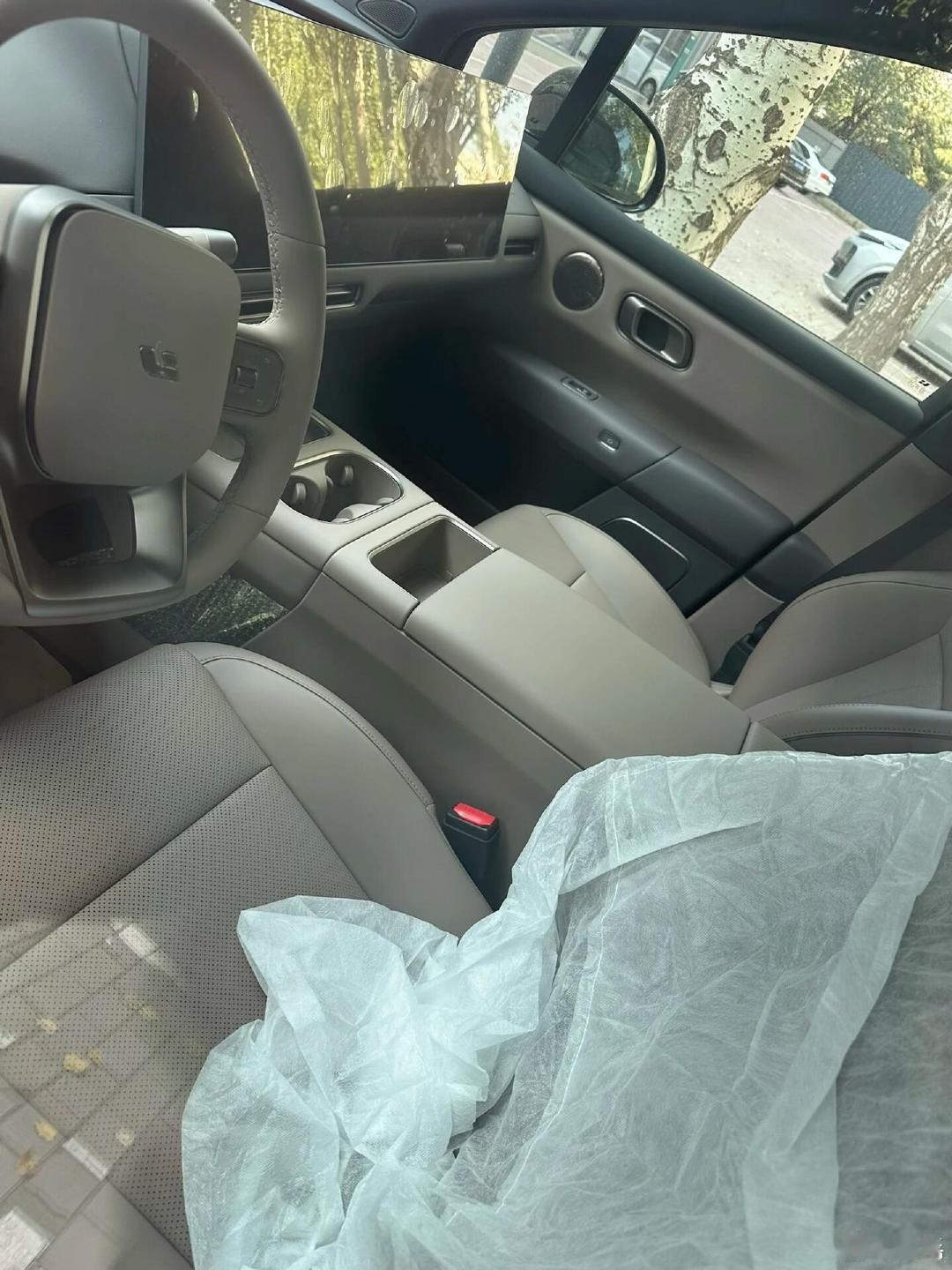 不出所料，新款理想i6到店了，水管根本就堵不住。这个内饰你们好好看看，还满意吗？现在压力给到理想，要