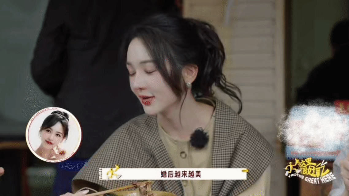 看芒果美食综艺《这里很好吃》意外嗑到唐嫣罗晋！主持人聊到夫妻店时，直接认证唐嫣婚