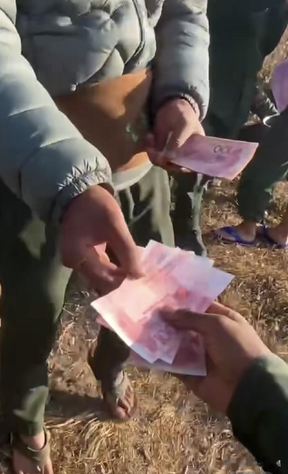 缅北某武装发工资了，每个人领取三张红票票，也就是一个月工资三百块，在他们那边应该