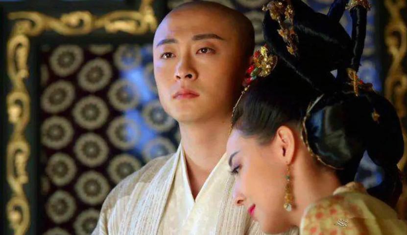 695年，72岁的武则天传32岁的薛怀义进宫侍寝，没曾想当薛怀义解开武则