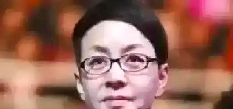 英达那个被捧上天的冰球儿子，英如镝，开了直播，镜头一亮，直接把一张微信截图甩了出