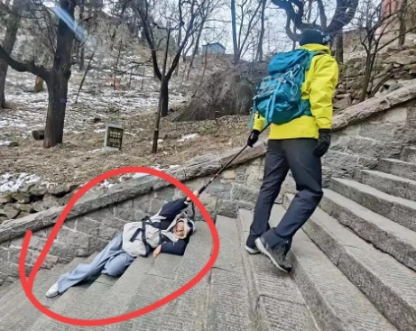 五一假期，有位女游客在泰山花600块雇人陪爬，结果体验糟透了，陪爬男子只顾自己爬