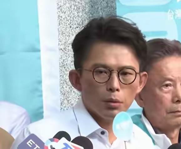 奇怪的是，黄国昌昨天下午窜访美国，民进党应该高兴才是，因为黄国昌去美国是要谈防务