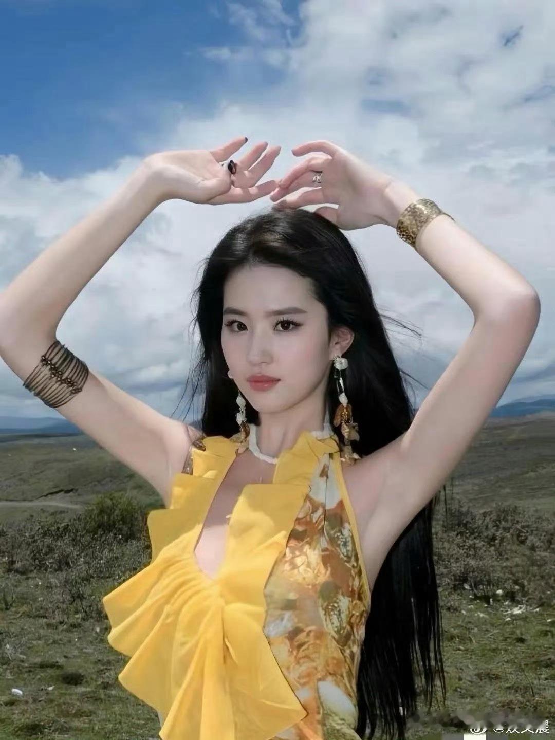 刘亦菲这身无敌了，白瘦美，眼神很有侵略性！