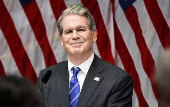 狐狸尾巴终于露出来了！一个把伊朗制裁了几十年的国家，突然主动给伊朗“开绿灯”；一