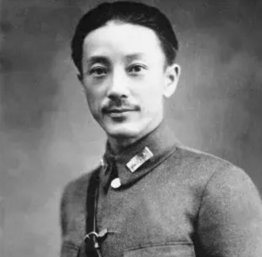 1932年的上海，有一个人接到了蒋介石的命令，让他撤退，让他把部队挪开，给日本人