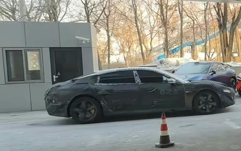 小米SU7L？这个车看起来真的是非常的修长！相比较普通版的车型，第2排得到了