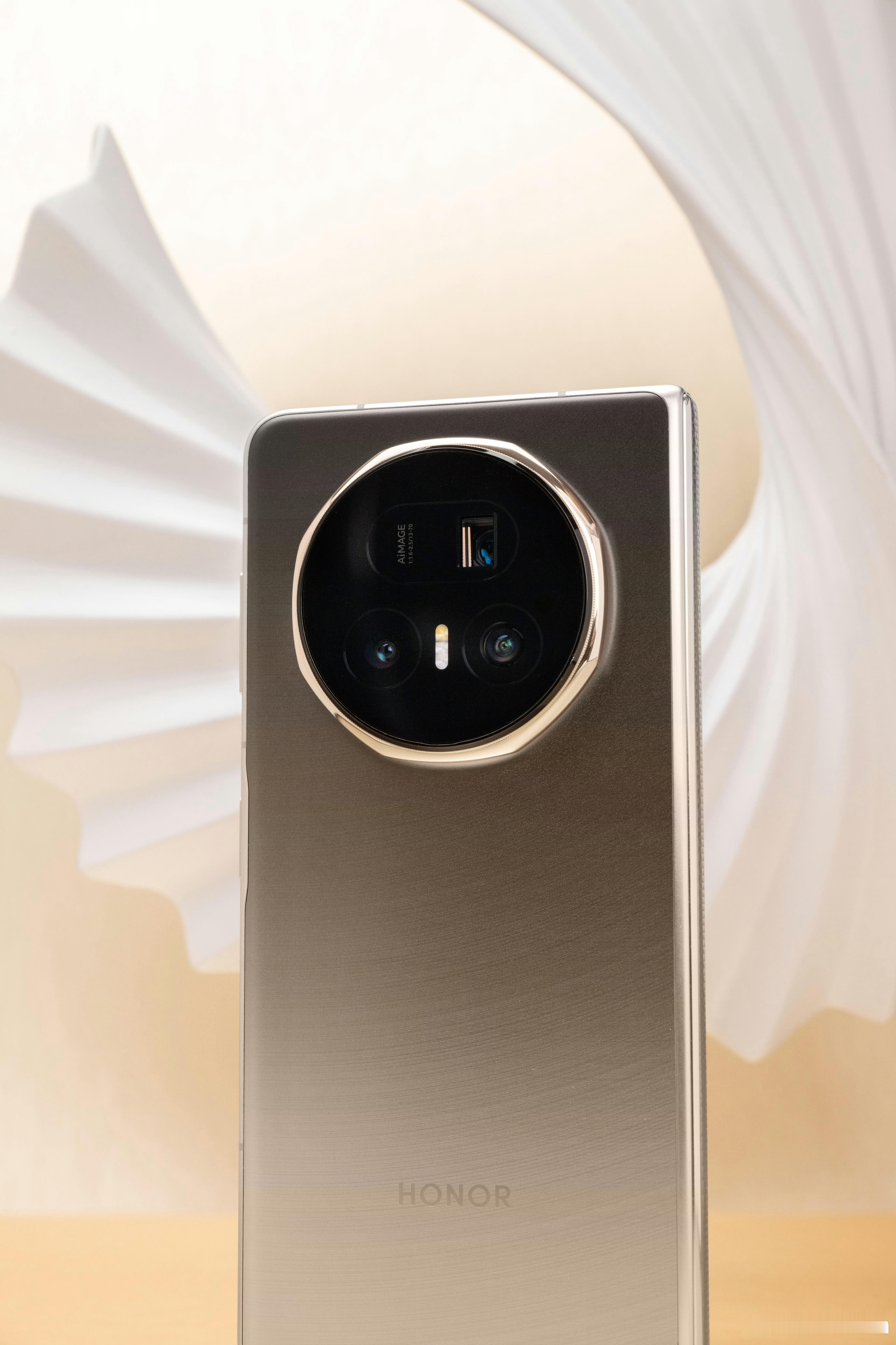 荣耀MagicV5满血真旗舰折叠屏不能成为旗舰吗？荣耀MagicV5率先说不。