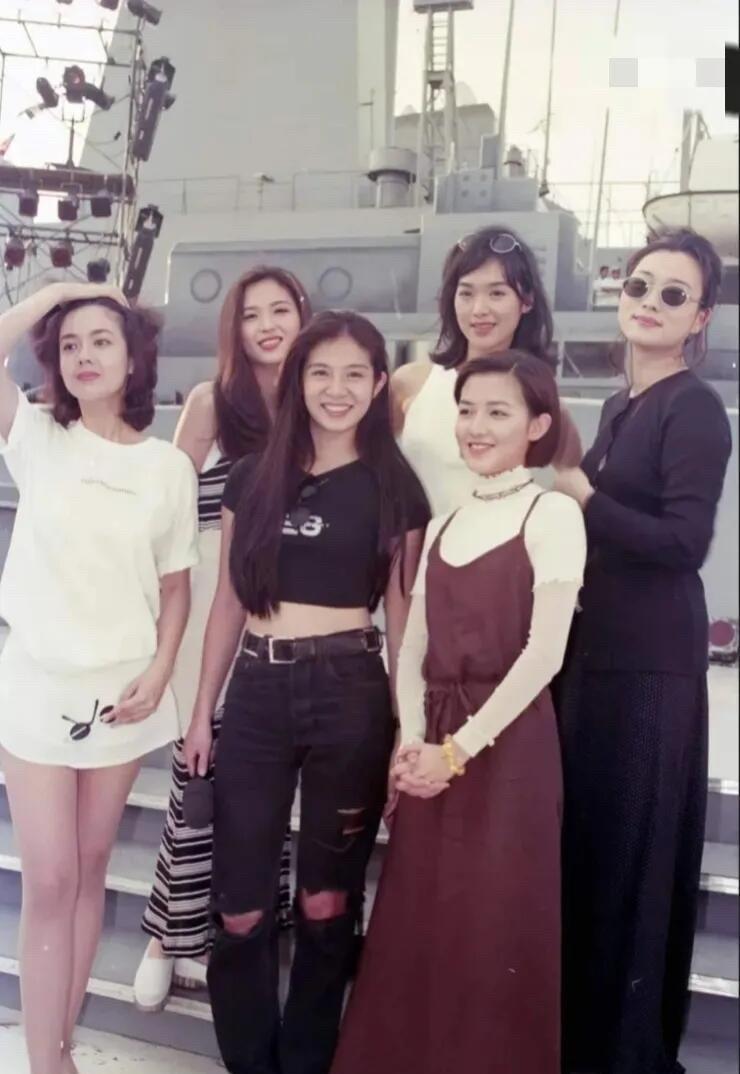 这是90年代美女明星们的一张合影，她们的美是惊艳了时光的美，没有美颜，没有一点点