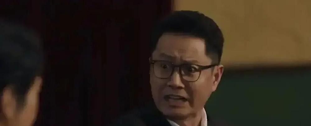 全网都在吹《小城大事》的年代感，但我告诉你，它最大的「bug」恰恰就在这。你真