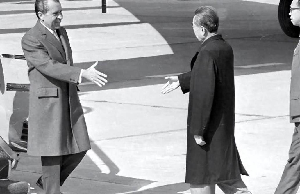 1972年，美国总统尼克松来华访问，与周总理会谈时，他非常自负地说：“美国所拥有