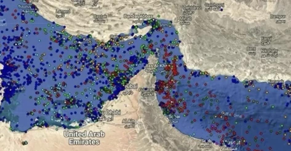 全球油轮集体静止在霍尔木兹海峡全球油轮集体静止在霍尔木兹海峡，监测图都是密密