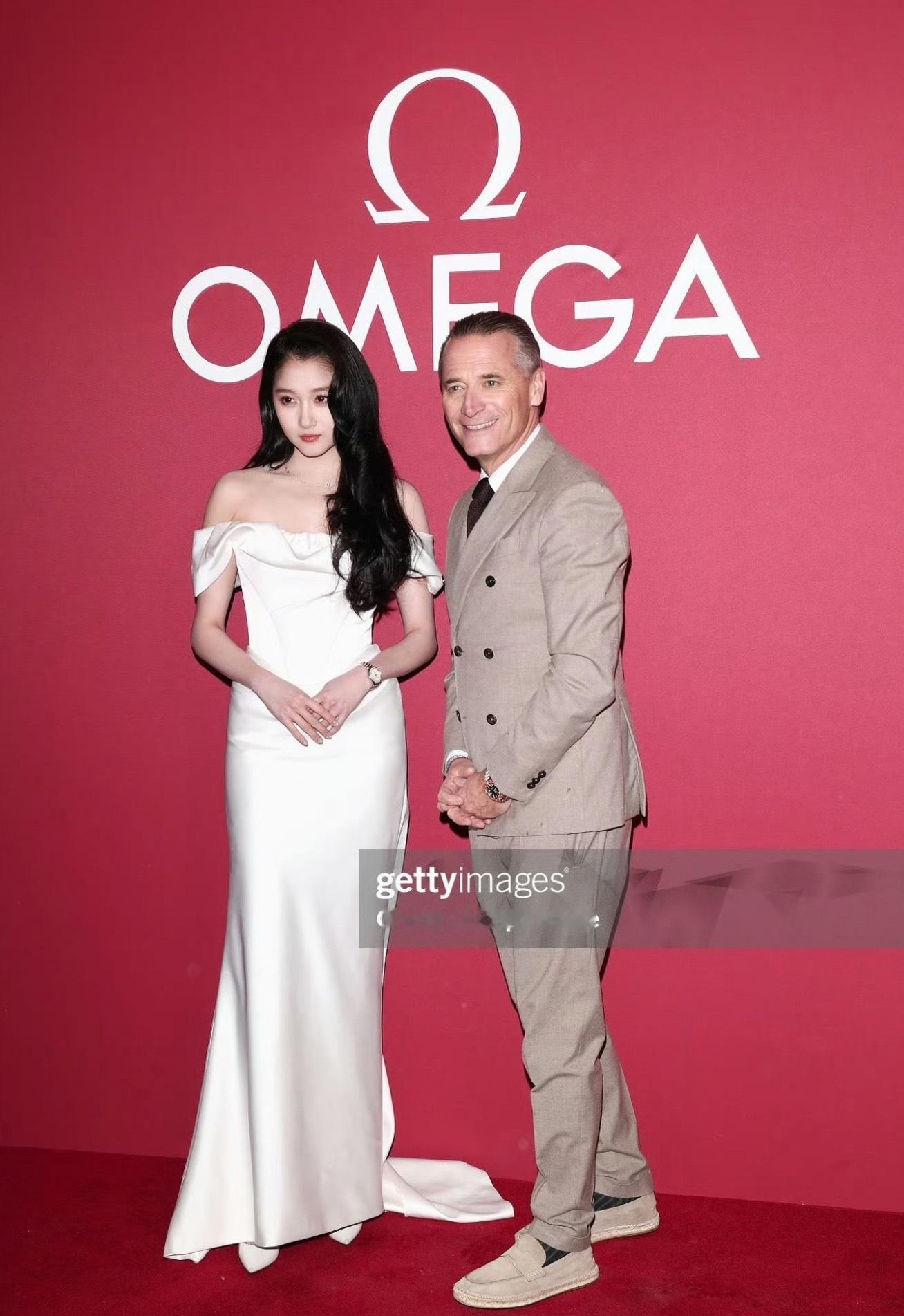 关晓彤一到国外怎么拍的这么漂亮，国内镜头总是一言难尽…