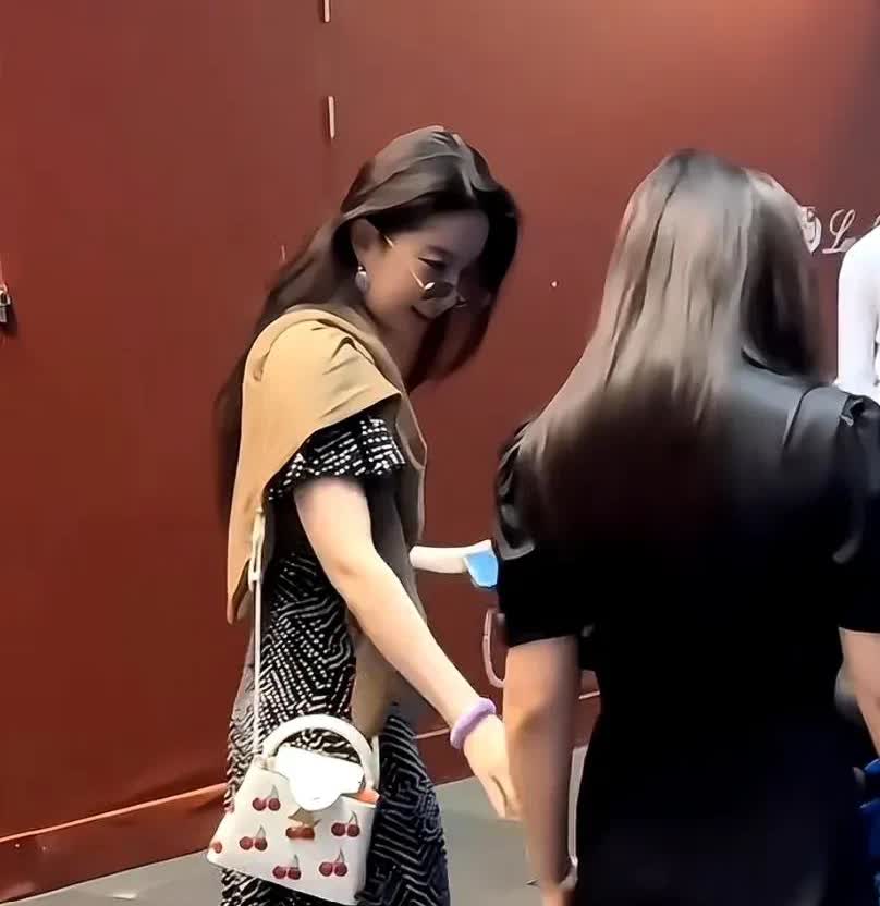 杨天真说的没错，人红都是有理由的，研究刘亦菲半天了，发现她私下真的很不会