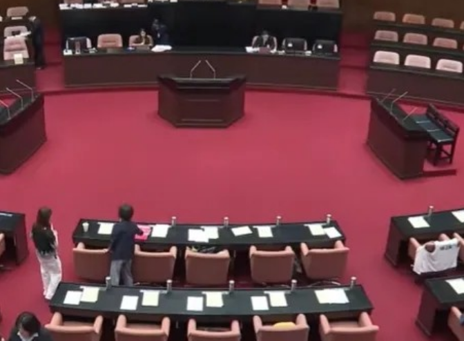 民进党团总召柯建铭昨天给民进党立委发通知，要求民进党立委今天上午8点20分到立法