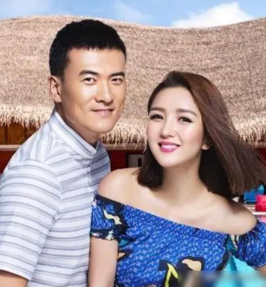 何洁直播哭诉养不起娃，前夫赫子铭却新剧爆火又添丁，这对比就离谱。她39岁皱纹