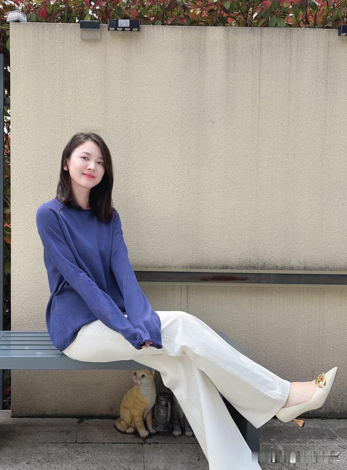 “红袖添香夜，猫儿卧身旁”，这画面简直太惬意了。想象在一个静谧的夜晚，昏黄的灯光