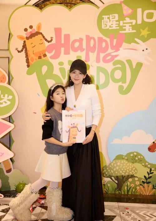 离婚了，他们却用同一种方式爱女儿。你点开章子怡的社交账号：醒醒穿着公主裙，笑得