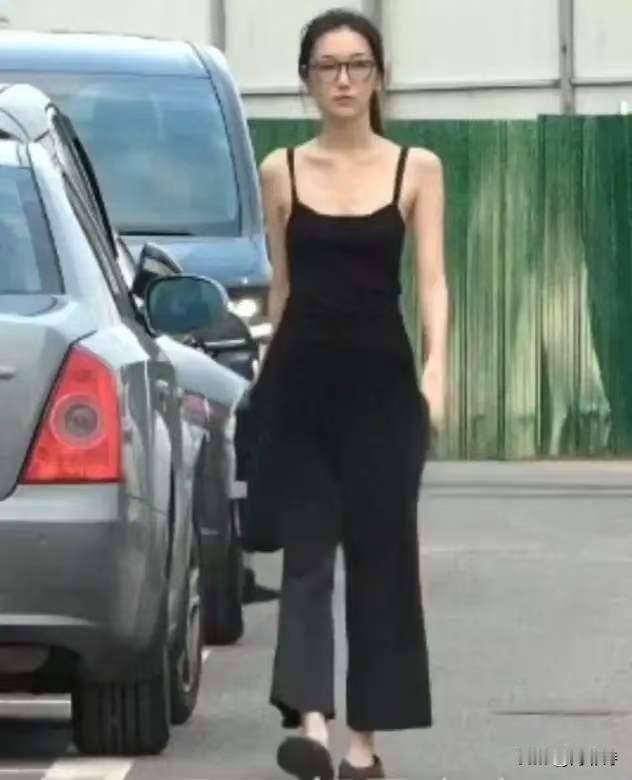 不得不说，王菲的女儿:李嫣，真是让我惊艳到了，真漂亮啊！她的这种漂亮，不是容貌