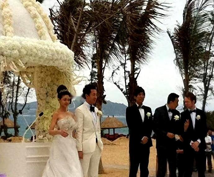 刘欢老师去世这事儿，大伙儿正难过着呢，我却突然联想到大S当年那场婚礼。她头上那