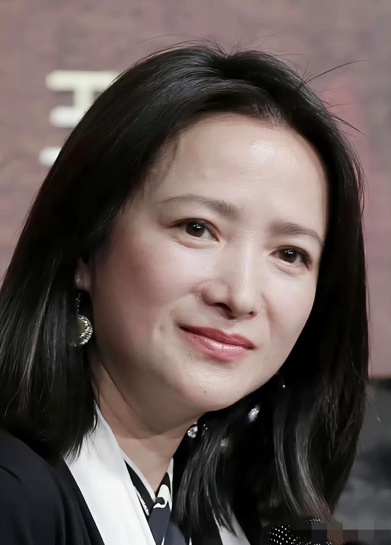 令人揪心的一幕出现了，何晴告别仪式，儿子许何一身黑衣现身，将骨灰盒捧出，在