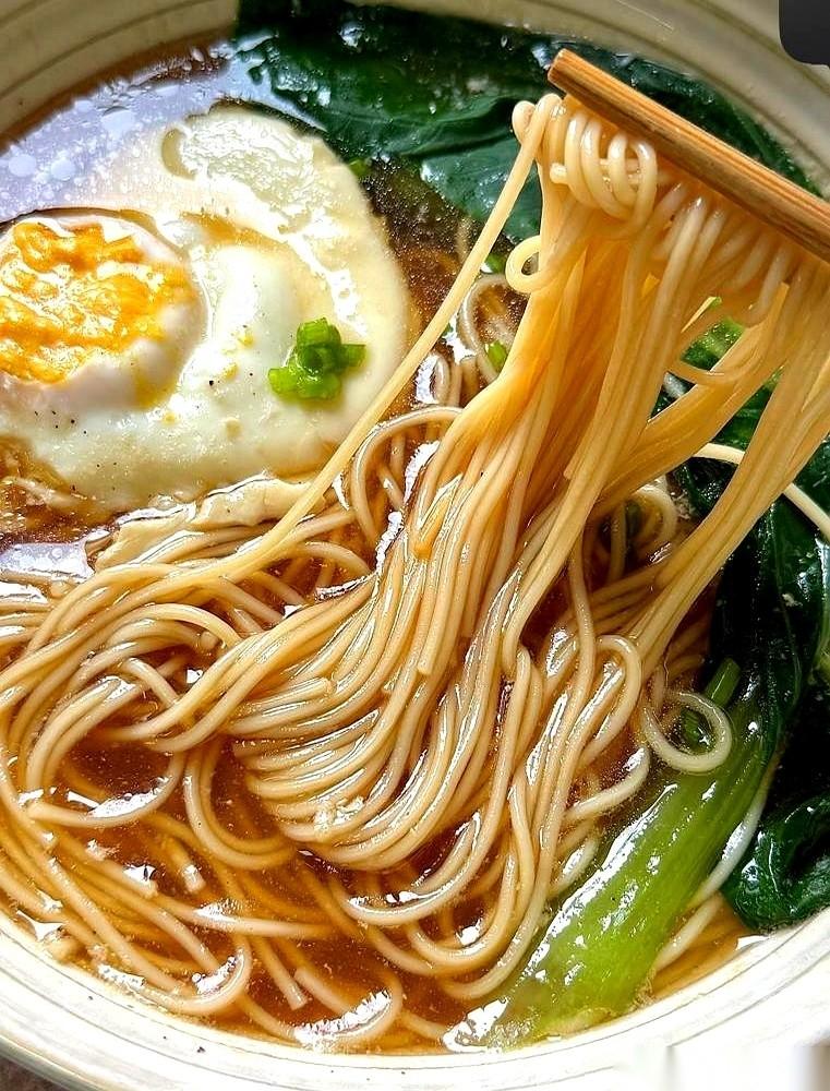 我替北方嫂子煮了碗面，悄悄省掉了过冷水这步。面端上桌还没吃，她搭眼一瞧就识破了
