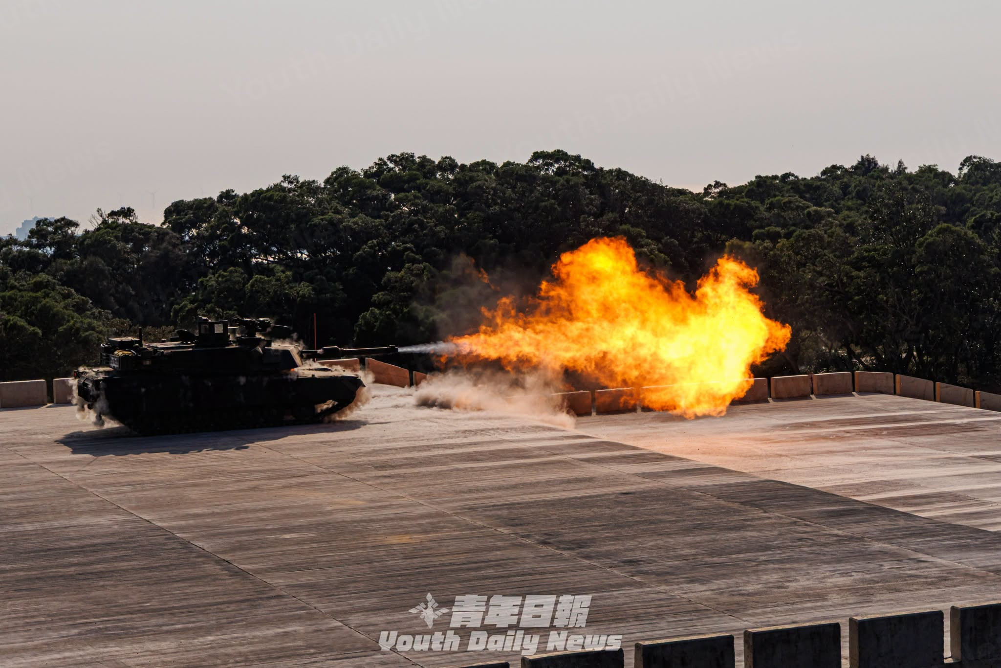 中国台湾M1A2T坦克实弹射击，图1这射击方式头回见烽火问鼎计划每天认识一件兵器
