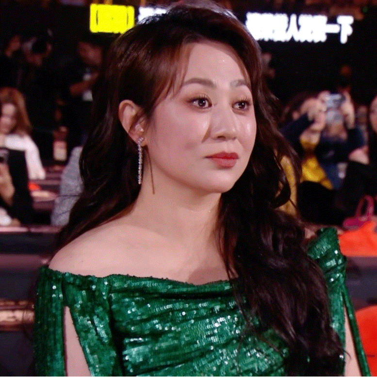 好不容易到嘉兴了，我女儿已经睡了一大觉起来，生龙活虎地吃零食了，我怕我老公睡着，