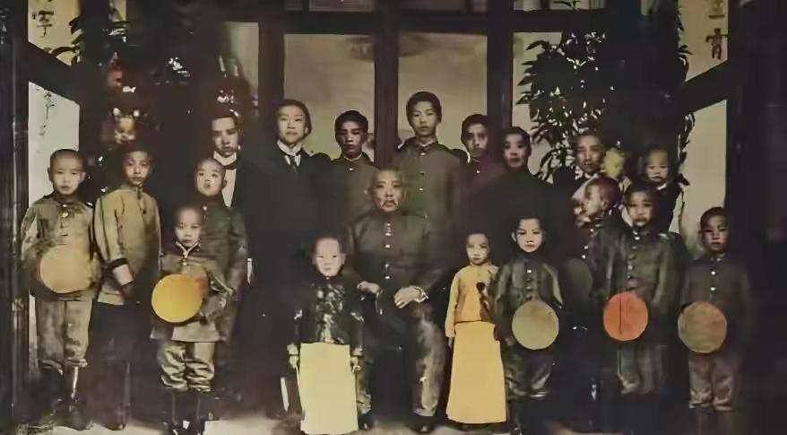 1949年，袁世凯后人在美国的合照，个个文质彬彬，看起来生活不错1949年