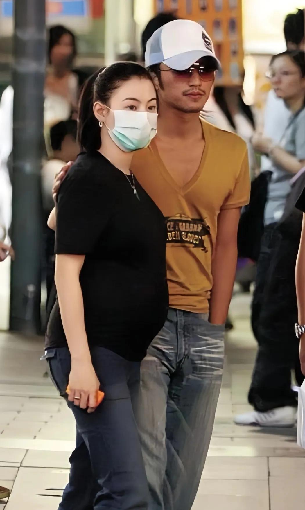 很喜欢当时的张柏芝和谢霆锋。那时候张柏芝怀孕，谢霆锋到哪里都揽着她肩，真是小心