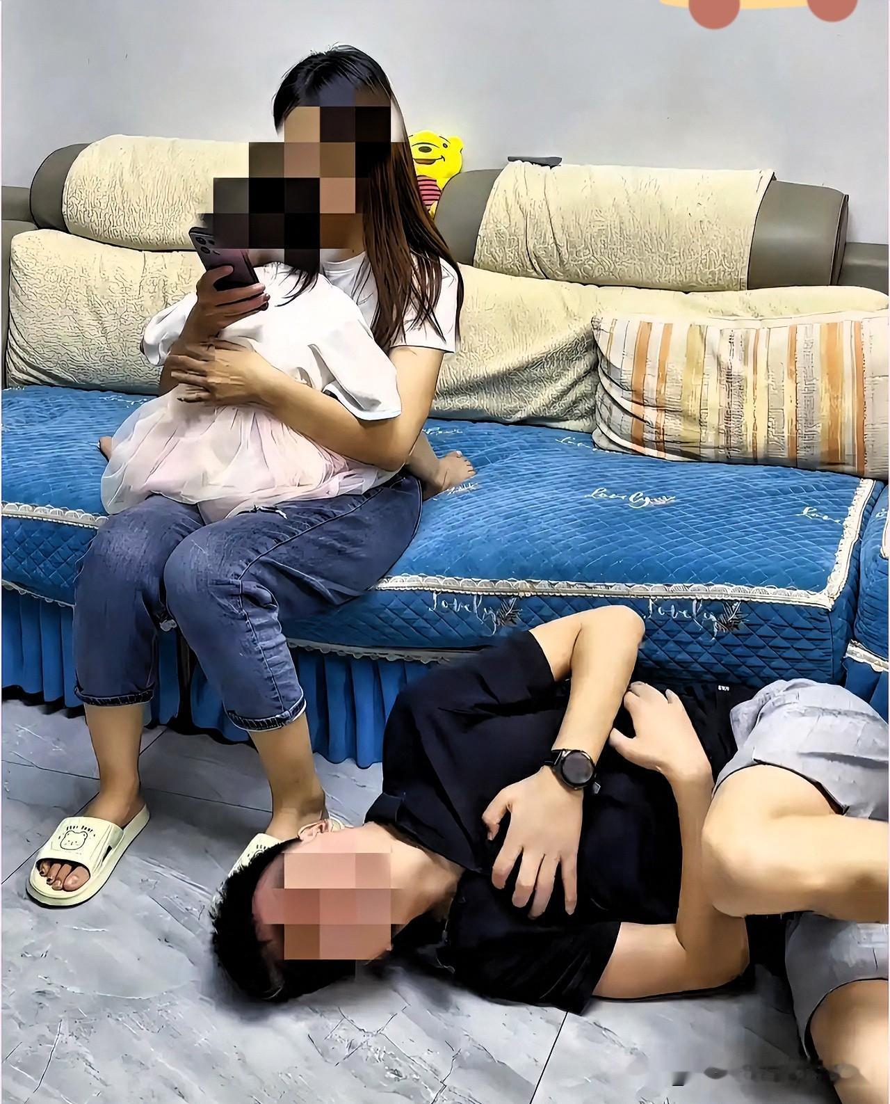丈夫因为胃疼在地上打滚，妻子抱着孩子一边哄一边玩手机，说当初生孩子的时候，丈夫在