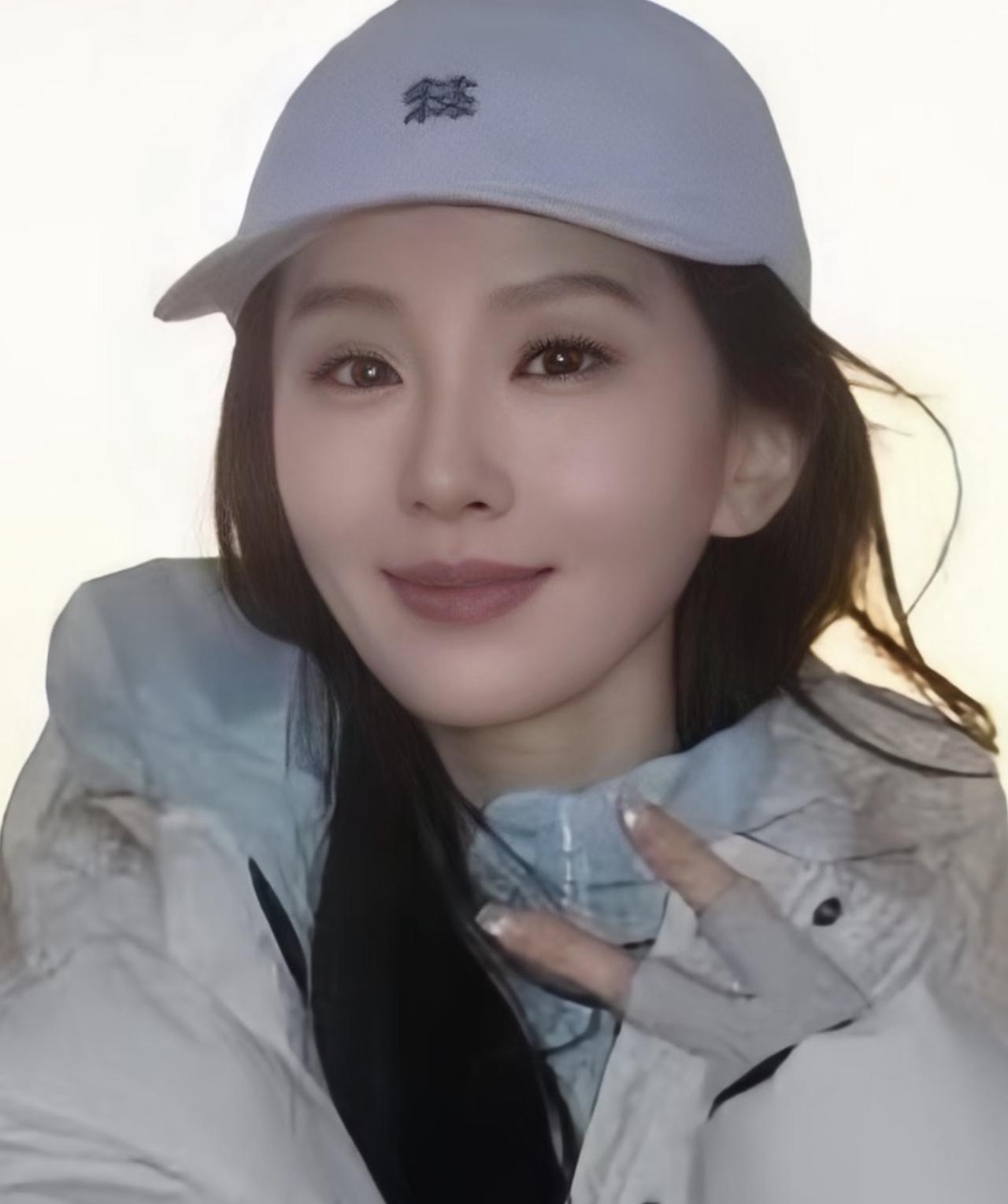 39岁刘诗诗现身冰岛旅游，穿着羽绒服裹的很厚，五官精致少女感十足，不工作的时候没