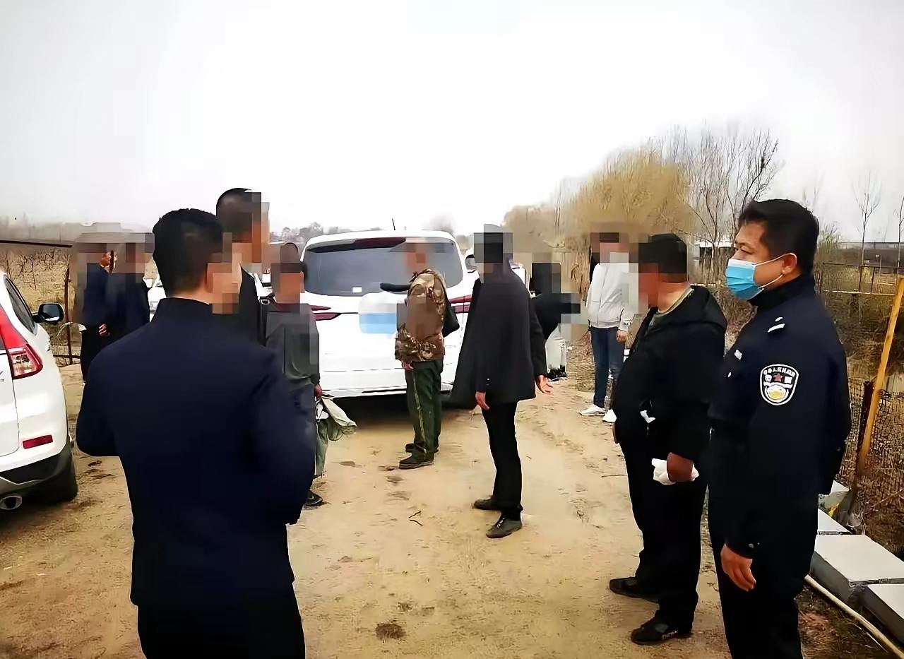 小伙在农村抓到剧毒野生蛇，专家非要逼着他放生，结果小伙一句话把专家怼得哑口无言：