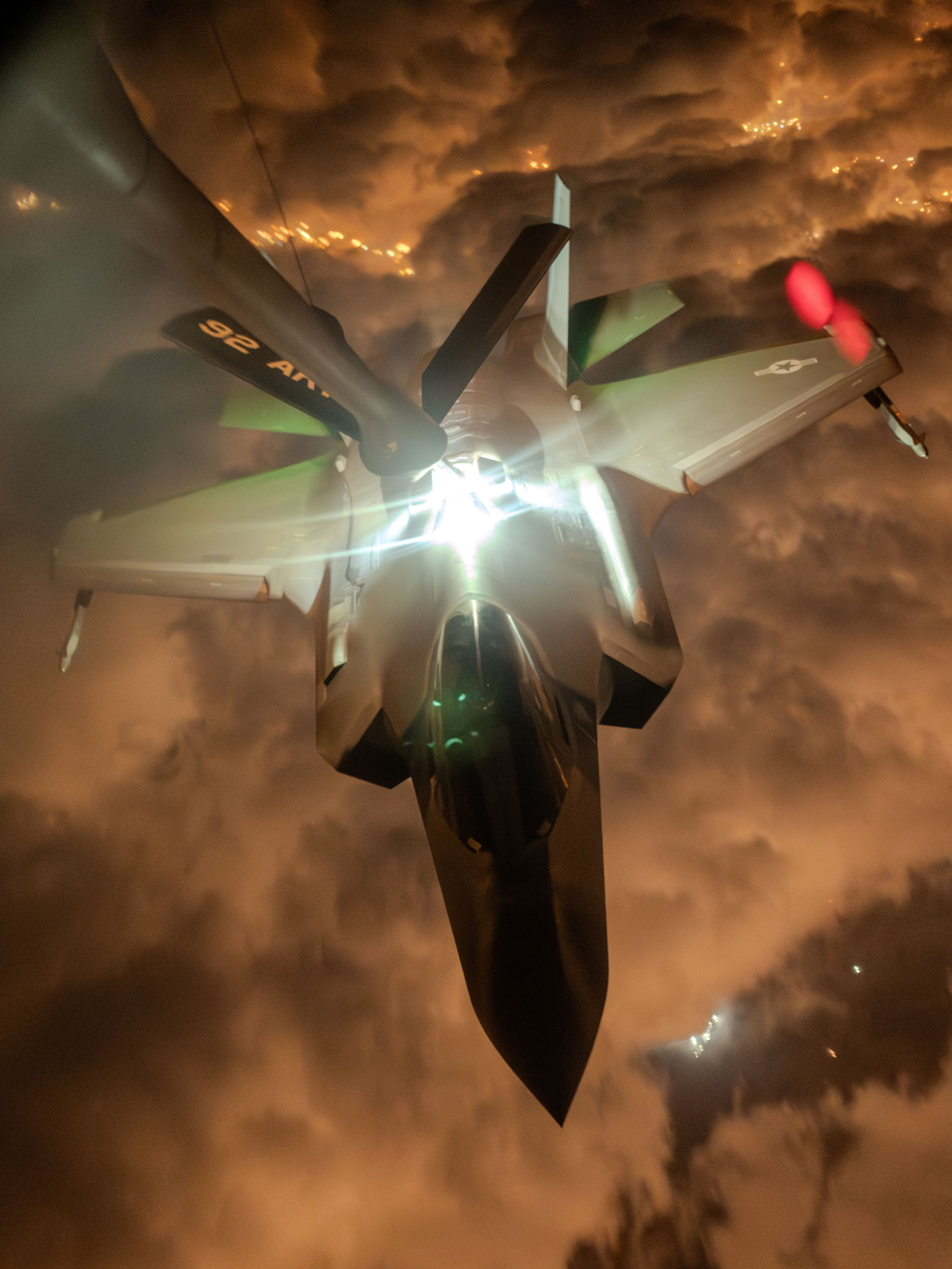 今日肥电这是什么地狱场景啊。。。F-35正在空中加油