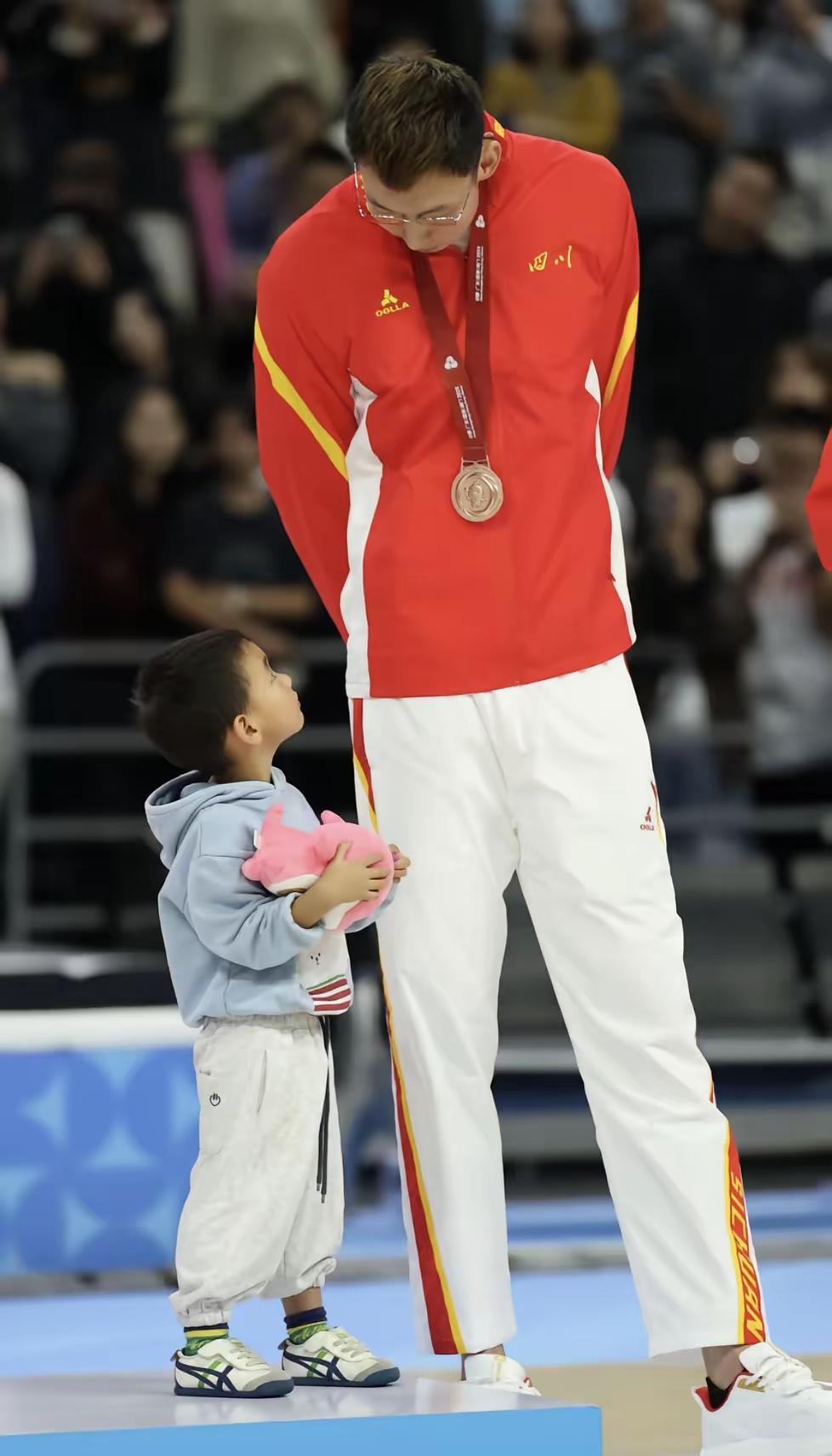 全运会领奖台上，周琦的一个举动，队友懵了，观众也懵了，没想到他竟然是个宠娃