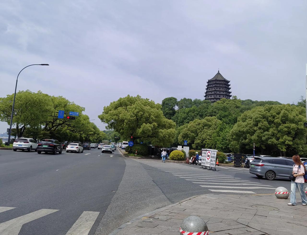 昨天下午跟邻居起了争执，我当时想动手揍她，可又怕蹲监狱。所以我就戴了一次性手套，