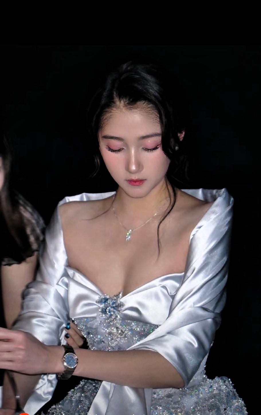 真的是太美了！刚刚刷到关晓彤的几组图片，真的是太好看了，身材太好了！有网友称：